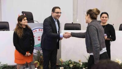 Balçova Belediye Başkanı Onur Yiğit, semt evlerindeki kurslara katılan kadınlarla