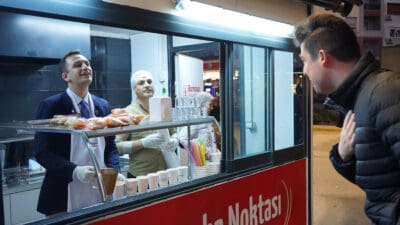 Bornova Belediyesi, İzmir Metrosu’nun Bornova istasyonu çıkışında, soğuk kış günlerinde