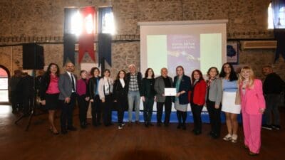 Dijital göçmenler olarak da tanımlanan, yaşlı bireylerin dijitalleşme çağında  karşılaştıkları