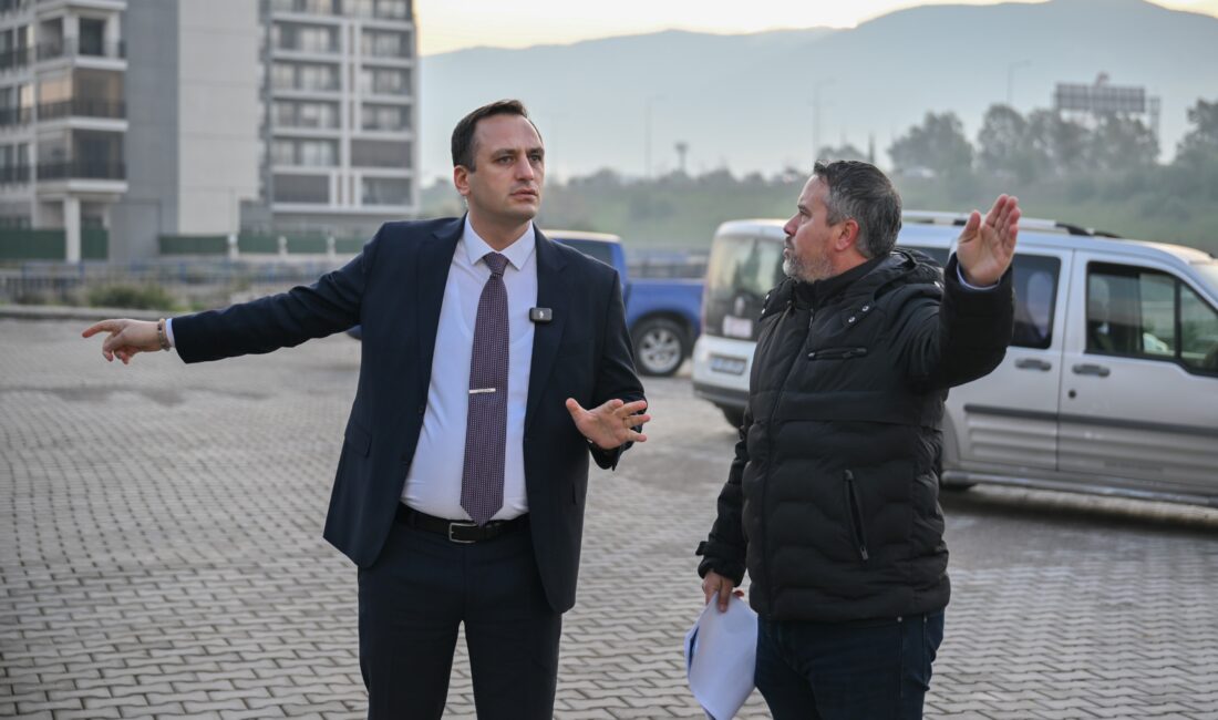 Bornova Belediyesi, Anadolu Lisesi Kavşağı’nda trafik sorununu çözmek için yenileme