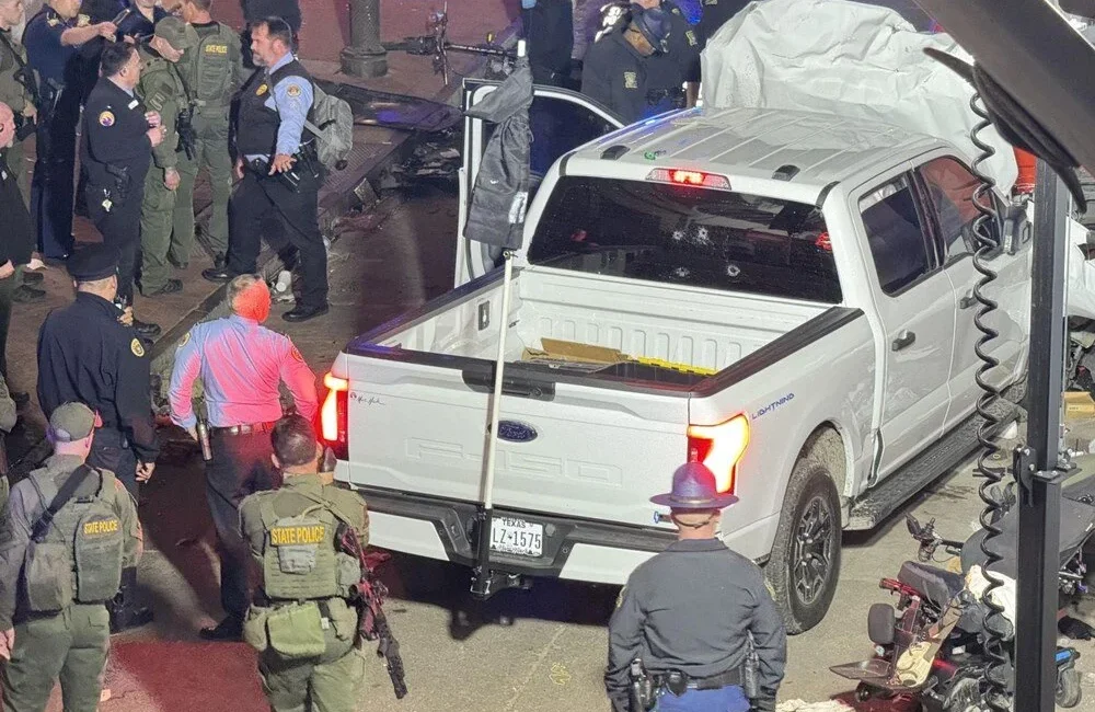 ABD'nin New Orleans eyaletinde, Bourbon Caddesi'nde yeni yıl kutlamaları sırasında