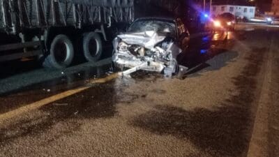 Afyonkarahisar-Ankara kara yolunda tırın çarptığı motosiklet metrelerce savrulurken, kazada 2