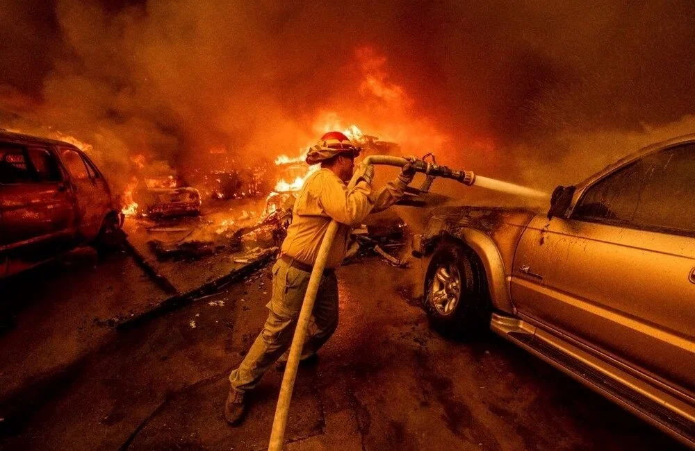 ABD'nin Los Angeles şehrindeki yangınları söndürme çalışmaları devam ediyor. Hayatını