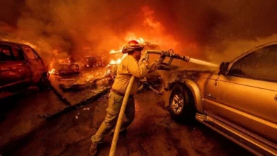ABD'nin Los Angeles şehrindeki yangınları söndürme çalışmaları devam ediyor. Hayatını