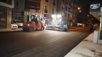 Menderes Belediyesi, asfaltlama çalışmalarına başladı. Ekipler gece gündüz demeden çalışma