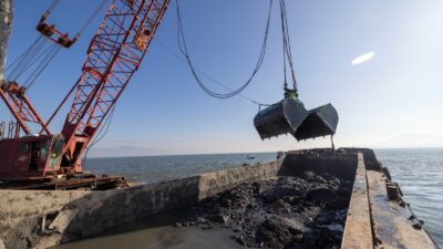 İzmir Körfezi’nin temizlenmesi için tarihinin en büyük yatırımlarından birini hayata