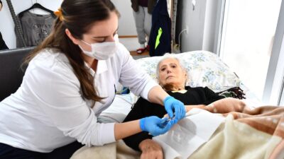 İzmir Büyükşehir Belediyesi bünyesinde kurulan Evde Bakım ekipleri, ihtiyaçlı olduğu