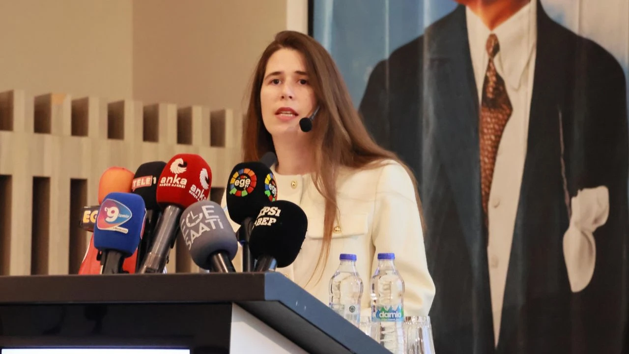 Çeşme Belediyesi’nin düzenlediği Basın Buluşması’nda projeler tanıtıldı. Belediye Başkanı Lal