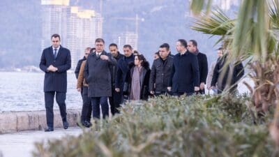 İzmir Büyükşehir Belediye Başkanı Dr. Cemil Tugay, Kordon’da yaşanan su