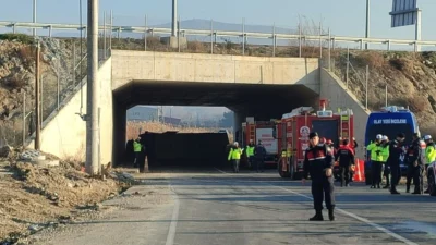Denizli’nin Pamukkale ilçesinde işçileri taşıyan bir servis midibüsü devrildi. Kazada