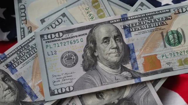 Liranın dolar ve euro karşısındaki eriyişi devam ediyor. İstanbul serbest