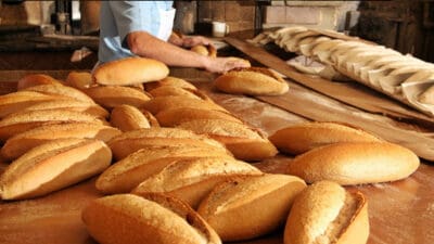 İzmir'de ekmek fiyatlarına zam yapıldı. Yarından itibaren 200 gram ekmek