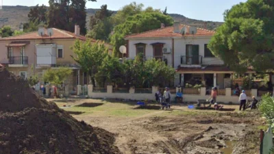 İzmir’in turistik ilçesi Foça’da bulunan bir parsel, arkeolojik buluntular nedeniyle