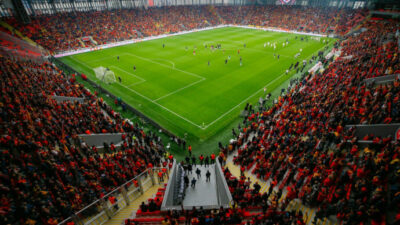 Göztepe taraftarları, Süper Lig'in ilk yarısında sergiledikleri coşkuyla dikkat çekti.