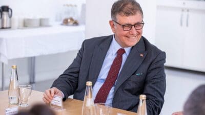 İzmir Büyükşehir Belediye Başkanı Dr. Cemil Tugay, otomotiv endüstrisinde öncü