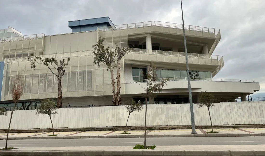 İzmir, yıllardır eksikliğini hissettiği modern olimpik yüzme havuzuna kavuşuyor. Gençlik