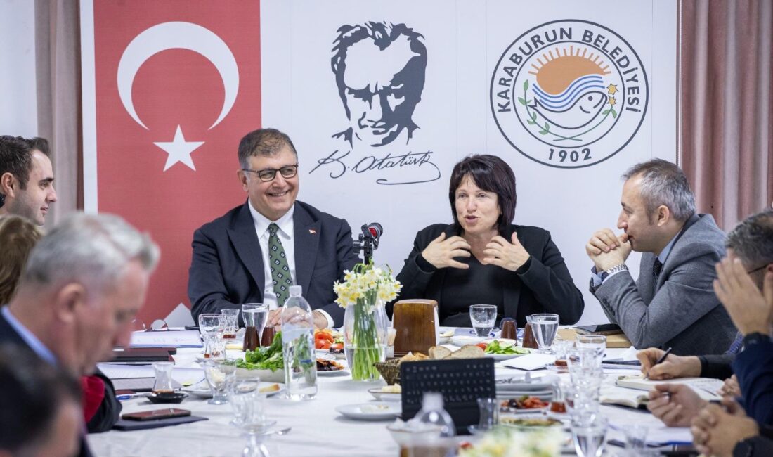 İzmir Büyükşehir Belediye Başkanı Dr. Cemil Tugay ilçelerdeki koordinasyon toplantılarına