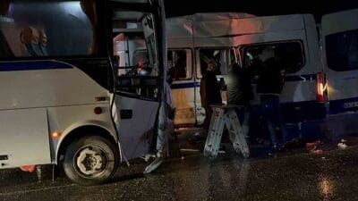Manisa'nın Akhisar ilçesinde akşam saatlerinde meydana gelen trafik kazasında iki
