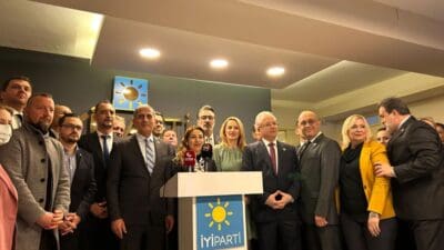 İYİ Parti İzmir Milletvekili Hüsmen Kırkpınar, İzmir Körfezi’nde yaşanan kirliliğin