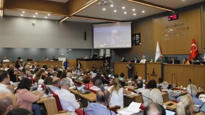 İzmir Büyükşehir Belediyesi Meclisi'nde AK Parti'li meclis üyesi Derya Pala’nın