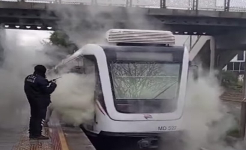 İzmir’in Bornova ilçesindeki Bölge Metro İstasyonu’nda çıkan yangında tren tahliye
