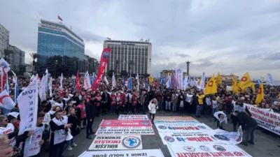 İzmir'de kamu emekçileri, yüzde 11,54’lük maaş zammına tepki olarak iş