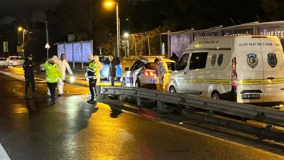 Avcılar E-5 Yanyol'da motosikletli iki polis memuru bariyere çarparak kaza