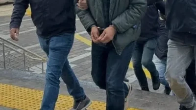 İzmir’in Menemen ilçesinde bir eve ateş açtıkları anları kaydederek sosyal