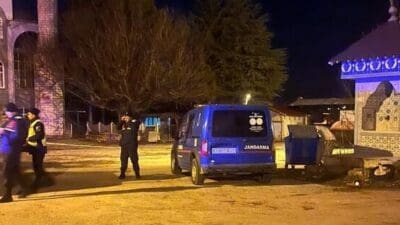 Kütahya’nın Çavdarhisar ilçesinde, husumetliler tarafından gerçekleştirilen silahlı saldırıda 2 genç