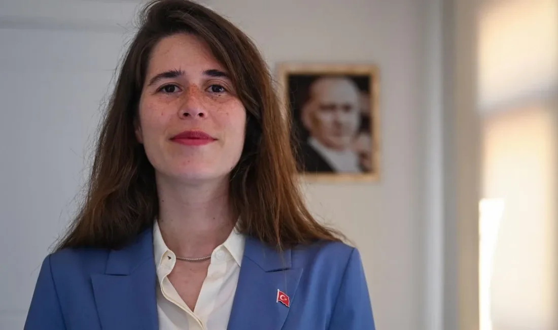 Lal Denizli’den rest: ‘Korkmuyorum!’ CHP'li Çeşme Belediye Başkanı Lal Denizli, basın toplantısının ardından gazetecilerin