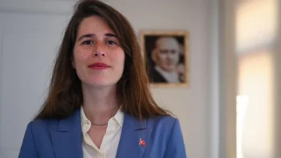 CHP'li Çeşme Belediye Başkanı Lal Denizli, basın toplantısının ardından gazetecilerin