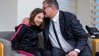 İzmir Büyükşehir Belediye Başkanı Dr. Cemil Tugay, doğuştan sol kolu