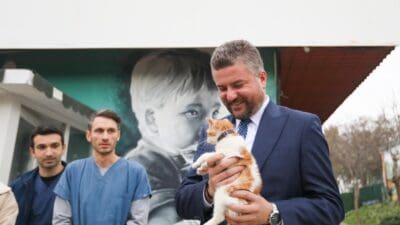 Mucize, Buca Belediyesi veterinerleri sayesinde hayata tutundu. 
