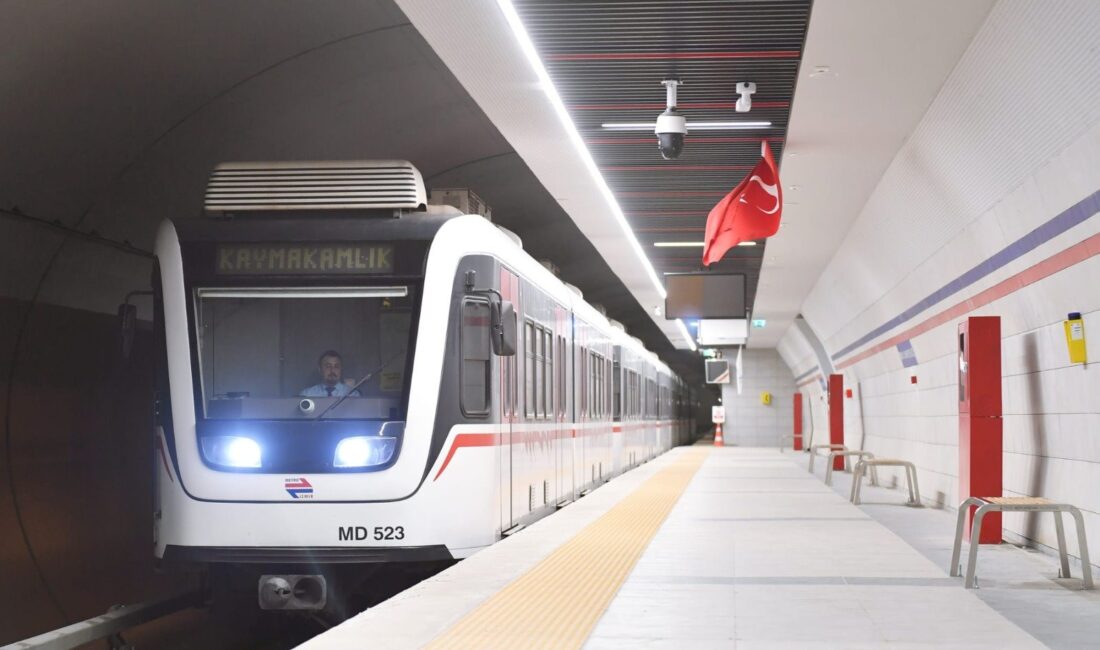İzmir Büyükşehir Belediyesi, yolcu yoğunluğunu dikkat alarak İzmir Metrosu’nun sefer