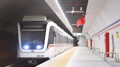 İzmir Büyükşehir Belediyesi, yolcu yoğunluğunu dikkat alarak İzmir Metrosu’nun sefer