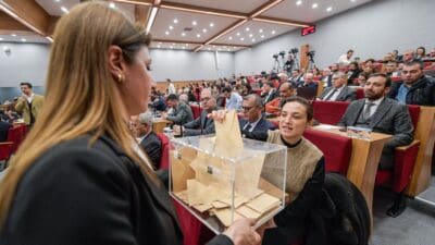 İzmir Büyükşehir Belediye Meclisi’nin 2025 yılındaki ilk birleşiminde kentsel dönüşüm