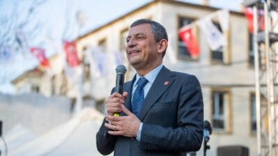 CHP Genel Başkanı Özgür Özel,&nbsp; “Körfez’i temizleme görevi bakanlıkta.&nbsp; Yapmıyor.