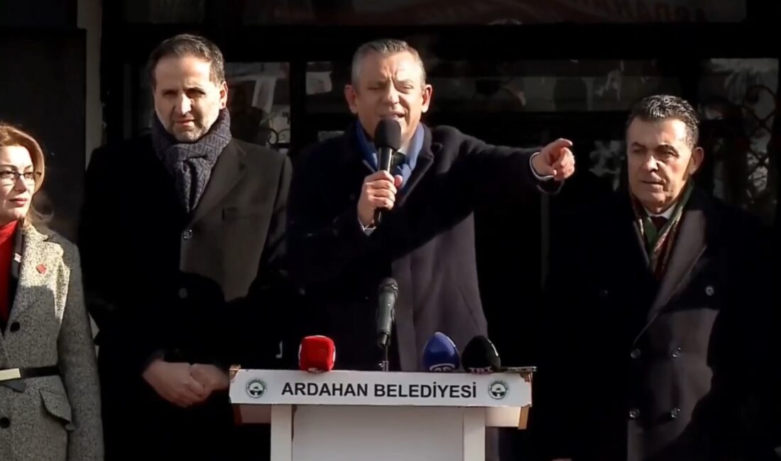 CHP Genel Başkanı Özgür Özel, Kars'ta yaptığı konuşmada, emekli maaşlarının