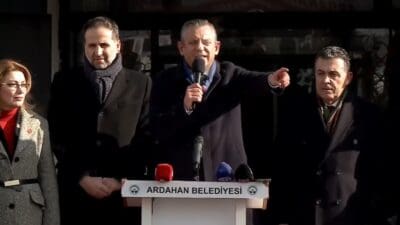 CHP Genel Başkanı Özgür Özel, Kars'ta yaptığı konuşmada, emekli maaşlarının