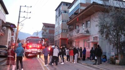 Denizli’nin Pamukkale ilçesinde sobadan çıkan yangında çıkan alevler bir anda