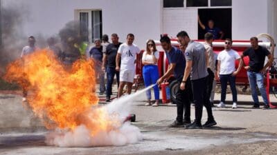 İzmir Büyükşehir Belediyesi, yangın riskine karşı kentteki işletmeleri titizlikle denetliyor.