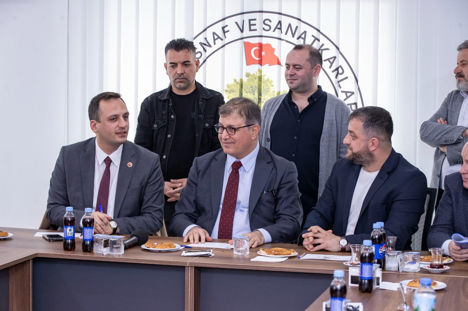 İzmir Büyükşehir Belediye Başkanı Dr. Cemil Tugay, su faturalarının ilk