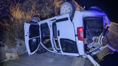 İzmir’in Ödemiş ilçesinde hafif ticari araç şarampole yuvarlandı. Araçta bulunan