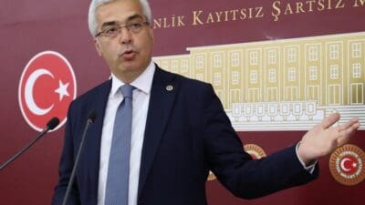 Halk TV köşe yazarı İsmail Saymaz, Demokrat Parti’den istifa eden