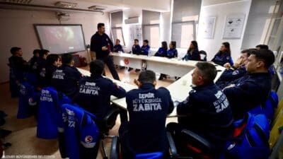 İzmir Büyükşehir Belediyesi zabıta ekipleri, yangın riskine karşı alınması gereken