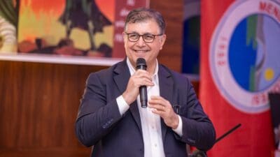 İzmir Büyükşehir Belediye Başkanı Dr. Cemil Tugay, Menderes Belediyesi'nin ev