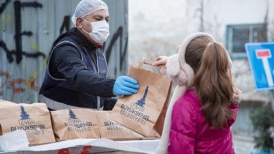 İzmir Büyükşehir Belediyesi’nin sosyal destek uygulamaları arasına beslenme paketi de