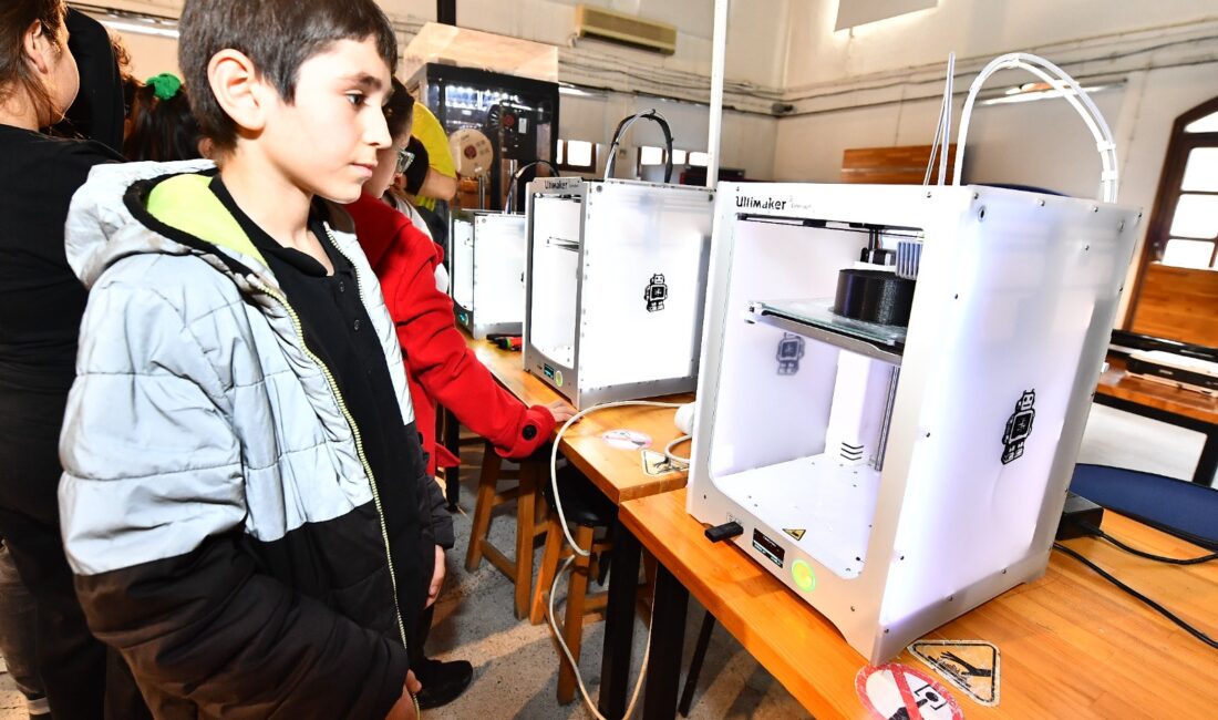 İzmir Çocuk Meclisi Bilgi ve Teknoloji Komisyonu üyesi çocuklar, İzmir