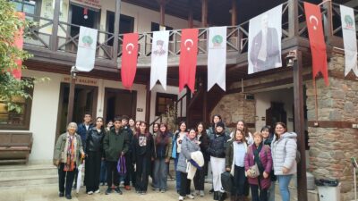 İzmir Büyükşehir Belediyesi’nin “Kitaplarla Yolculuk” projesi, her ay okunan kitap