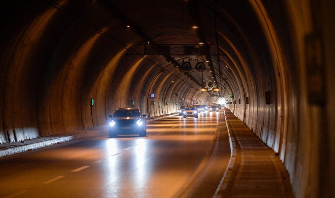 İzmir Büyükşehir Belediyesi, Konak Tüneli’nde güvenli yolculuk için denetimlerini sürdürüyor.